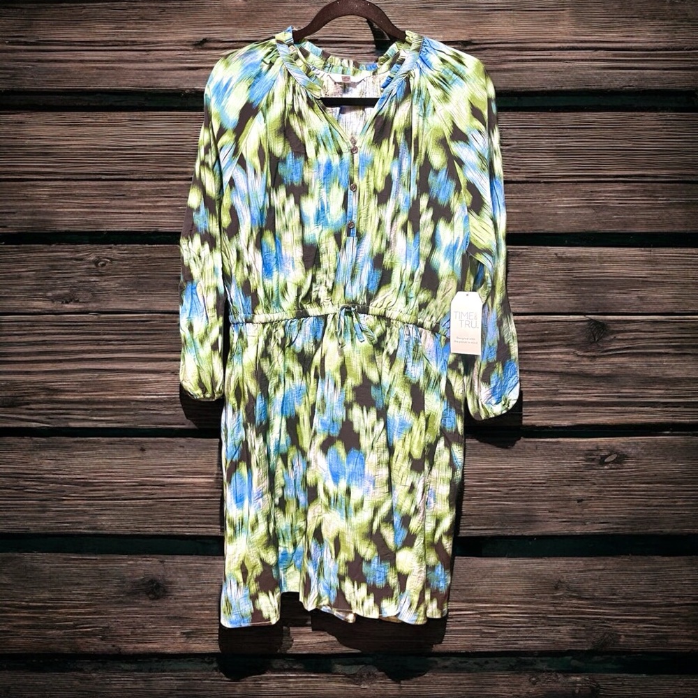 New 16/18 Women’s long ruffle neck shirt